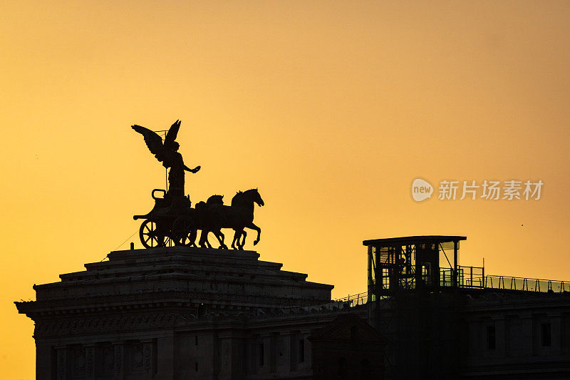 Altare della patria或祖国的祭坛，在它的顶部的一辆战车的青铜雕塑的剪影